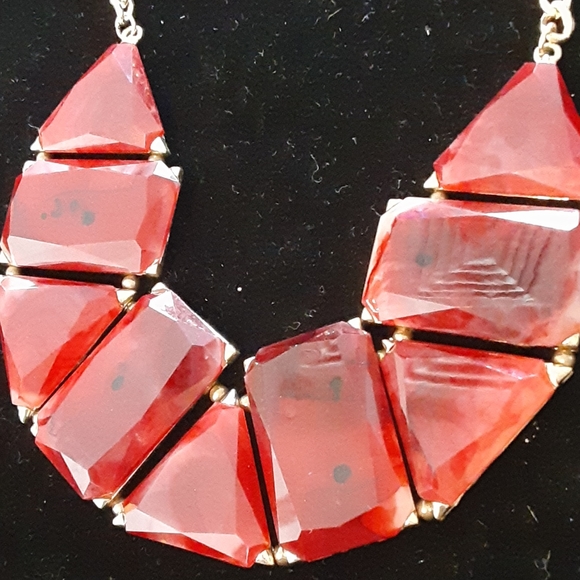 Red statement necklace - Picture 2 of 3